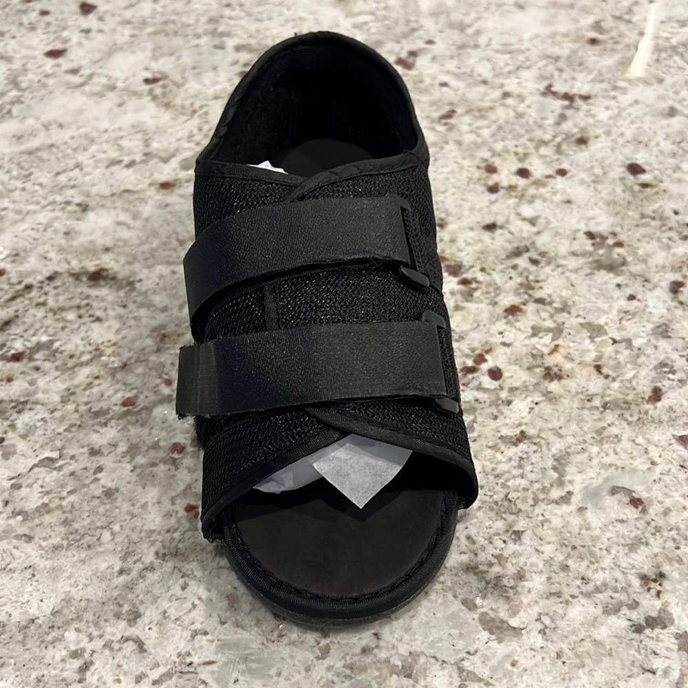 HEALTH DESIGN INC AFTER SURGERY SHOES WITH VELCRO. Size Women’s Small.Right Foot